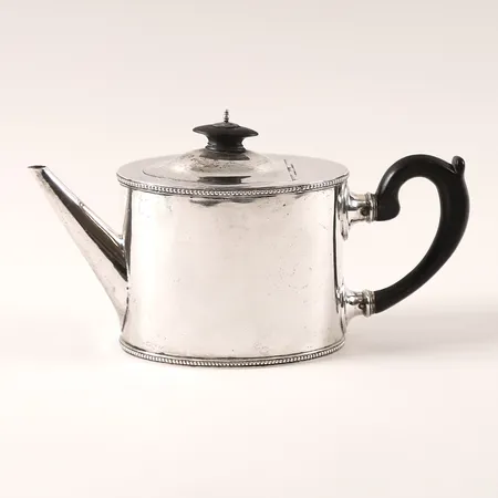 Tekanna, Gustaviansk, Anders Isleben, 1794, Norrköping, stram form, dekor av pärlstav, snidat trähandtag, höjd 13cm, slitage, nagg på lockknopp, botten med förstärkningar.  Vikt: 467,7 g