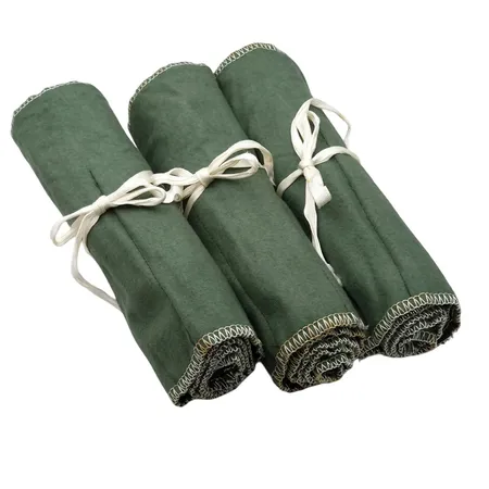 Besticklindor 3 stycken med plats för 12 bestick, samtliga avsedda för matbestick, grönt filttyg, samtliga från Guldsmedsförbundet Mjölby "Guldsmedernas Silveretui", bruksskick Skickas med paket.