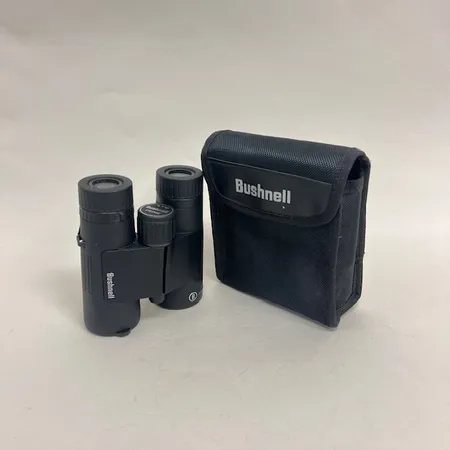 1 Kikare Bushnell Prime 8x42, serienummer CB09879, ett linsskydd saknas, fodral