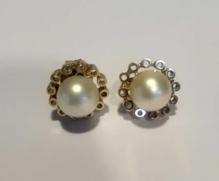 1 par örhängen med pärla 18k 2,7 gr B 9,6mm, Ojämna stift Vikt: 2,7 g