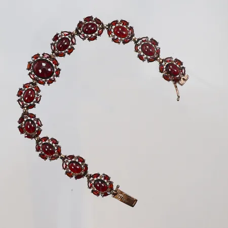 Armband med cabochon- samt navettslipade granater, 19cm, bredd 13-17mm, importstämplad, missfärgad, silver 830/1000 Bruttovikt: 21,2g Vikt: 21,2 g