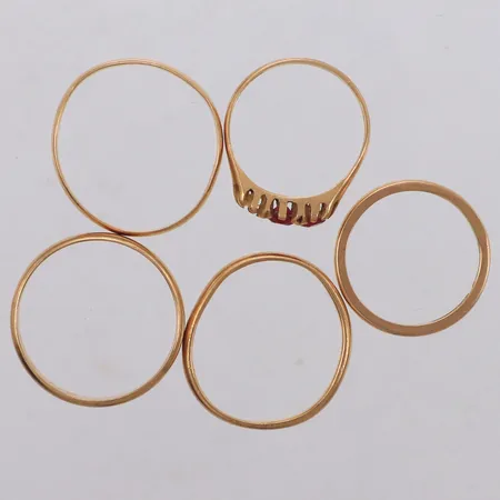 Fem Ringar, varav en med stenar, sten saknas, ojämnheter, gravyr, 18K Vikt: 17,8 g