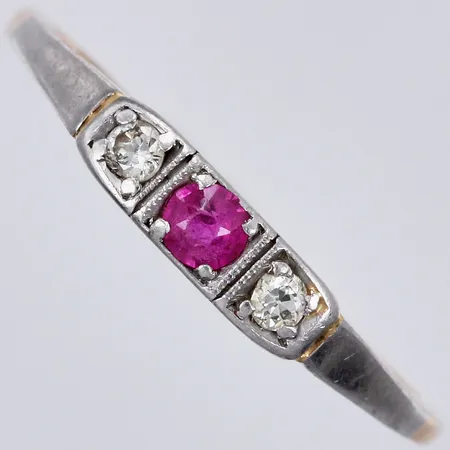 Ring vitguld/gult guld, med röd sten och diamanter ca 2x0,03ct, stl: 17½, bredd: ca 1-3mm, 18K Vikt: 2 g