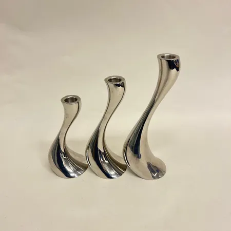 Tre Ljusstakar Cobra, design Constantin Wortmann, Georg Jensen, höjd 16cm, 20cm samt 24cm, polerat rostfritt stål, smärre bruksslitage, inga tillbehör. Skickas med postpaket.