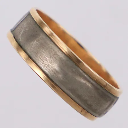 Ring stl 17¼, bredd 6mm, monel, gravyr, 14K Vikt: 3,6 g