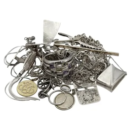 Diverse silversmycken, 830-925/1000, bruksmärken, defekter, gravyr förekommer Vikt: 72,2 g