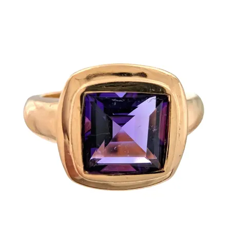 Ring, 18K guld, Ametist 7 x 7,5 mm, Guldfynd (GFAB), Ø18,0 mm, bredd 2,5 - 12 mm, fint skick, sten utan anmärkning Vikt: 5,1 g