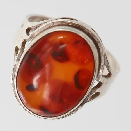 Ring med bärnsten, stl 17, bredd ca 3,5-18mm, 830/1000 silver  Vikt: 3,6 g