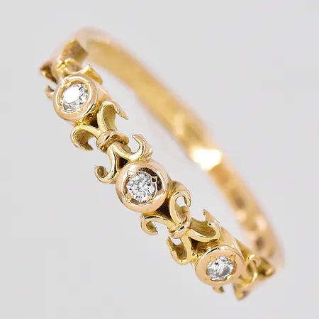 Ring, diamanter ca 3x0,03ct, stl 18¾, bredd ovandel 3,8mm, 18K Vikt: 2,6 g