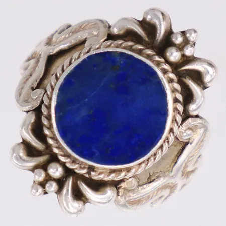 Ring med lapiz lazuli, stl 19¾, bredd 2-25mm, 925/1000 silver Vikt: 5,1 g