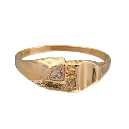 Ring, 18K guld, Diamant 0,003ct, delvis strukturmönstrad modell, BEH Bengt Hallberg Guldsmeds AB, svensk kontrollstämpel, Ø18¼ mm, bredd 1,3 - 7 mm, fint skick Vikt: 2,6 g