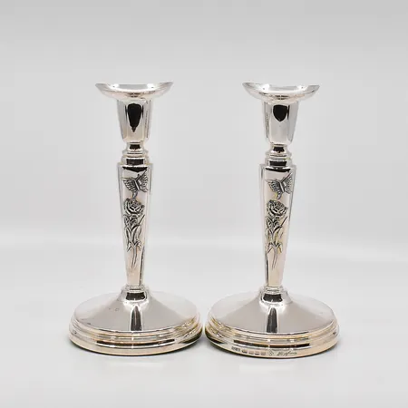 Ett par ljusstakar, modell Meya Lerible, Mema, Fyrklövern, höjd 16cm, fylld botten, silver 925/1000 Vikt: 506,6 g