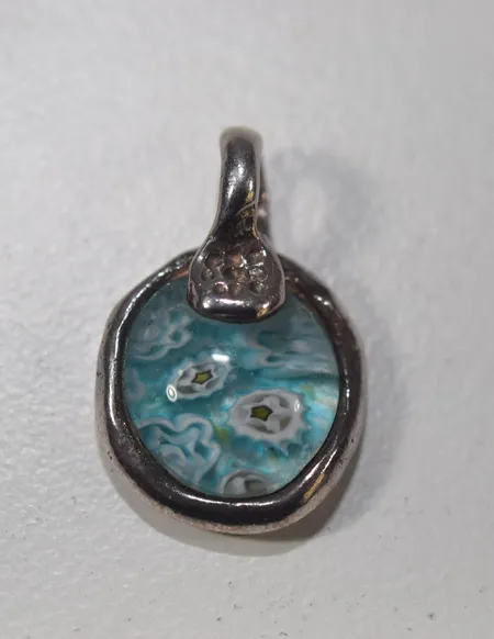 Handgjord hänge /glas, längd 2,5 x 1,7 cm ,silver Vikt: 4,5 g