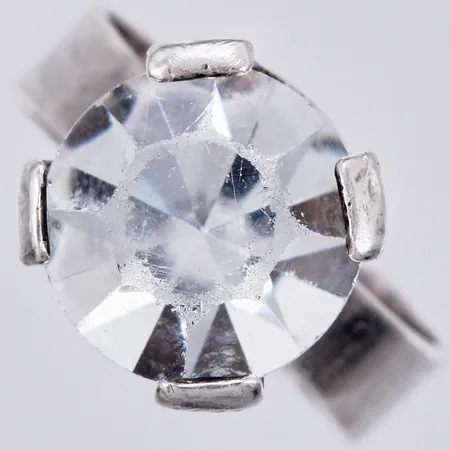Ring med vit sten, stl: 16½, 5-11mm, Hedbergs Guld år 1971, 830/1000, silver Vikt: 3,7 g