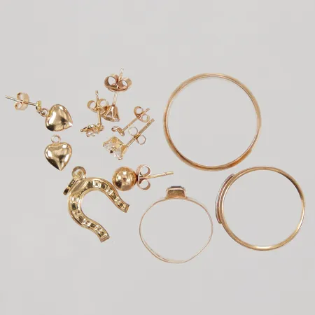 3 Ringar, 6 Udda örhängen, 1 Hänge, defekt/stenar/gravyr, 18K Vikt: 15 g