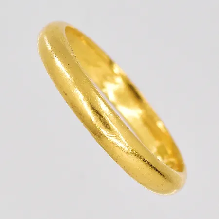 Ring, stl 21, bredd 3,7mm, graverad, sliten, 23K Vikt: 6,4 g