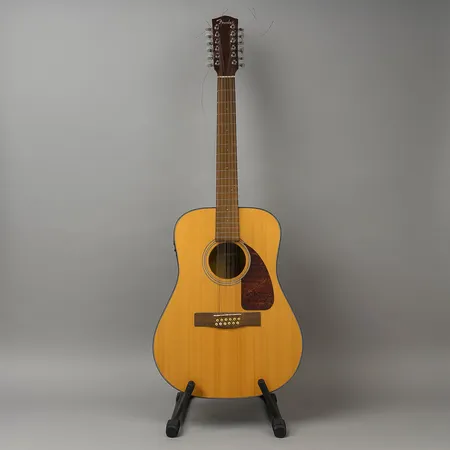 Akustisk gitarr, 12-strängad Fender, modell: CD150SE/12 Nat, srn: CC131024145, mindre stötskada, skruven i botten sitter lös, saknar fodral, inga tillbehör Skickas med postpaket.