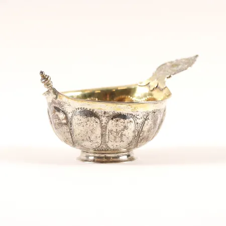Kåsa, Lorens Stabeus, Stockholm, 1749, Stockholm, invändigt förgylld samt godronnerat liv, längd 16cm, höjd 7,7cm, åldersbetingat slitage, lagningar vid mynning och fot, silver.   Vikt: 121 g