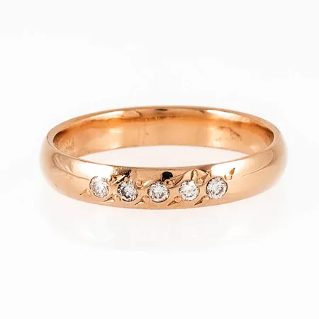 Ring i 18K guld med 5 x 0,02ct briljantslipade diamanter. Den är i storlek 17¾, är 3,5 mm bred och väger 3,3g. Stenstorlek 0,10ct ingraverad. Stämplad SCHALIN, 18K & kattfot. 