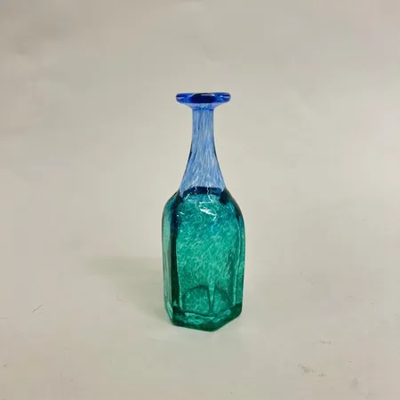 Miniatyrvas, Antikva, Bertil Vallien, Kosta Boda, höjd 11cm, grönt och blått glas, signerad och numrerad 48010 