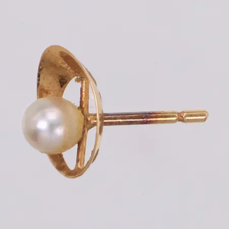 Ett örhänge med pärla, saknar snurrebuss, 18K Vikt: 0,6 g