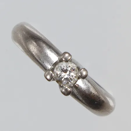 Ring med diamant 1x0,29ct enl gravyr, stl 19, bredd 3-6mm, tillv. Bokströms Guld, Uddevalla 2011, vitguld 18K Vikt: 7,7 g