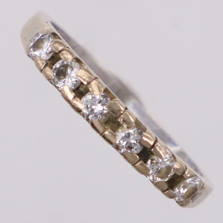 Ring med diamanter 6xca0,07ct, stl 17½, bredd 1,2-3mm, vitguld, skev, 18K Vikt: 3,3 g