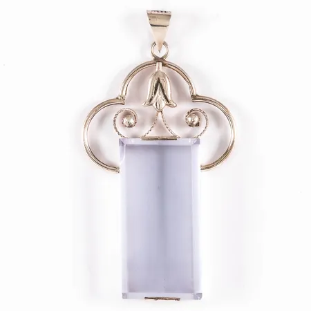 Vintage Hänge 1940-tal i silver med stor ljusblå sten eller glas (34 x 17 mm). Det är 17 - 33 mm brett, 62 mm långt inkl. ögla och väger 14,3g. Stämplad X8 (1948), SA&Co (Sixten Allvin & Co), Vetlanda. Nagg i två hörn (nedre kant), övrigt i fint skick.