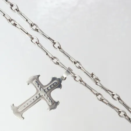 Kedja samt hänge med diamanter ca 16 x 0,01ct, längd ca 67,5cm, bredd 4-7,5mm, hänge längd 65mm, bredd ca 7,5-37mm, lås går ej att öppna, gravyr, silver Vikt: 59,5 g