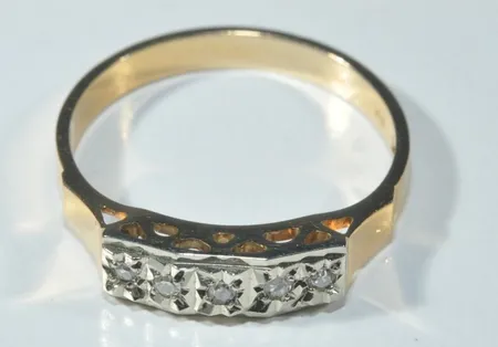 Ny ring med 5 briljanter 0,05ct18k 2 gr Ø 16,5 mm B 2,5-4 mm Vikt: 2 g