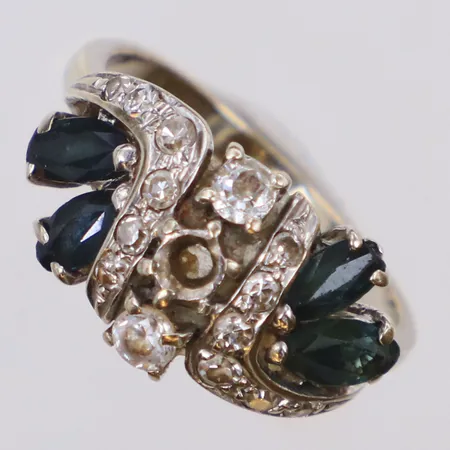 Ring med vita och blå stenar, defekt, vitguld 18K Vikt: 4,7 g