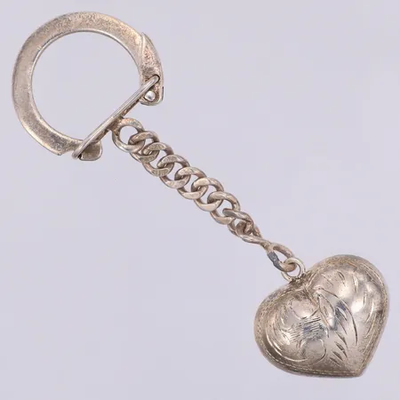 Nyckelring med hjärta, sammanlagd längd 8,5cm, 925/1000 silver Vikt: 11,5 g