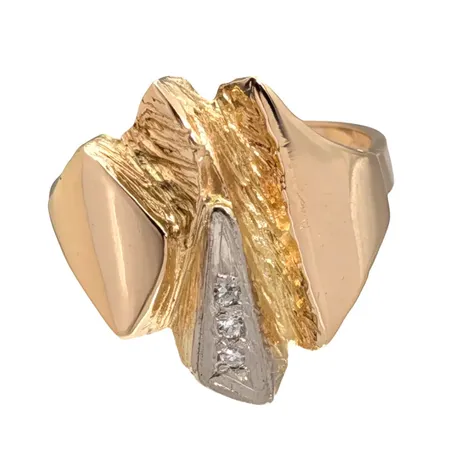 Ring, 18K guld, delvis strukturmönstrad modell, Diamanter 3 x ca 0,01ct, Ø18¼ mm, bredd 3-19 mm, fint skick, gravyr Vikt: 6,3 g