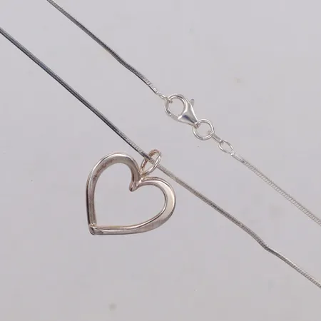 Kedja, ormlänk, längd 42cm, lätta bucklor, Hänge, hjärta, längd 21mm, GV, 925/1000 silver Vikt: 4,9 g