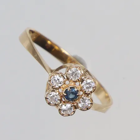 Ring i carmosé med blå samt vita stenar stl 17½ bredd 2-7mm, importstämplad, 18K Vikt: 1,6 g