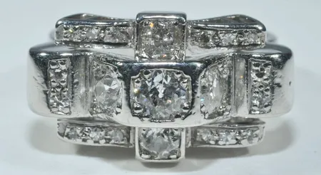 Ring från år 1949 med diamanter summa 0,96 carat enligt gravyren, Ø 18 mm. 5 gammalslipade diamanter ca 0,80 carat (Wesselton) samt 16 st 8/8 diamanter ca 0,16 carat Vikt: 9,5 g