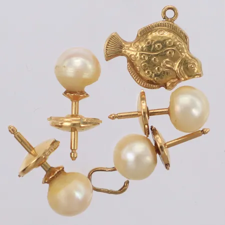 Fyra örhängen med pärlor, slitna, skadade, 1 hänge med lös ögla, bucklor, 18K Vikt: 4 g