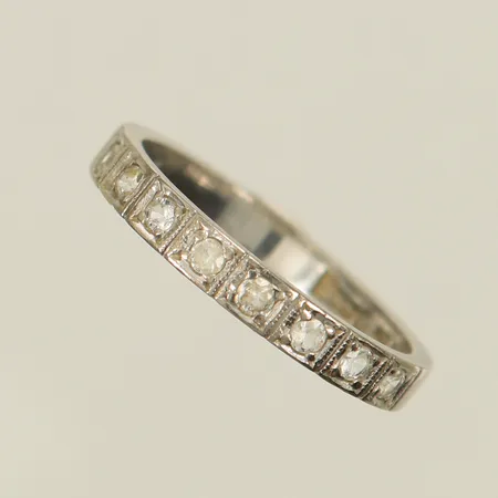 Ring med vita stenar, stl 16, bredd 3mm, sliten, 18K, 2,6g Vikt: 2,6 g