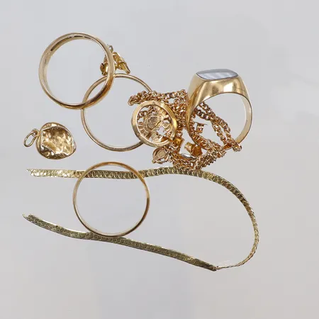 Diverse guld, delvis defekt med sten, gravyr 18K Vikt: 27,6 g