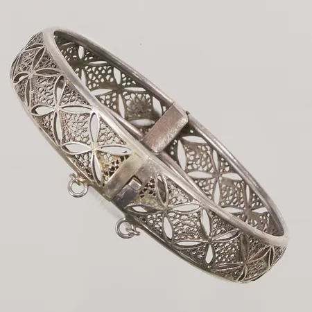 Stelt armband, genombruten dekor, Ø55mm, bredd: 10mm, ostämplat silver, 16,1g.