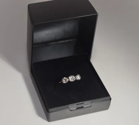Vacker Diamantring tot 0,69 ct 14k 3,2gr Ø16,60mm 1xca.0,025ct 2xca.0,22ct Vikt: 3,2 g