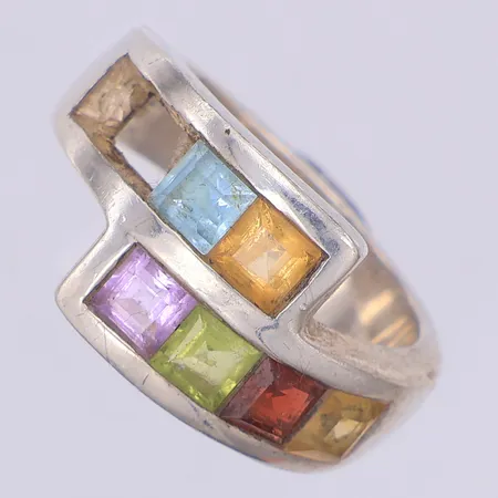 Ring, färgade stenar, stl 18, saknar ett par stenar, 925/1000 silver Vikt: 9,7 g