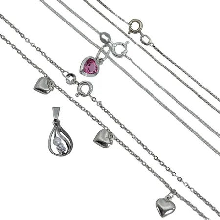 Halskedjor, 3 stycken, olika modeller med Hängen, bl.a. ett med integrerade Hjärtan, silver (merparten 925/1000), längd 36-41,5 cm, stenar utan anmärkning Vikt: 8,7 g