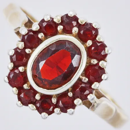 Ring med granater, stl: 18, bredd: ca 2-13mm, något skev i formen, GFAB, 925/1000, förgyllt silver Vikt: 4,2 g