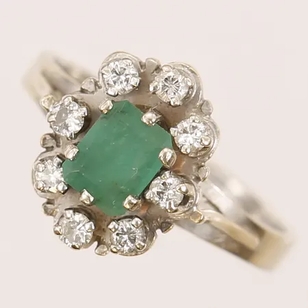 Ring med smaragdslipad smaragd, samt briljantslipade diamanter, 8 x ca 0,01ct, stl: 17, 18K vitguld Vikt: 3,7 g