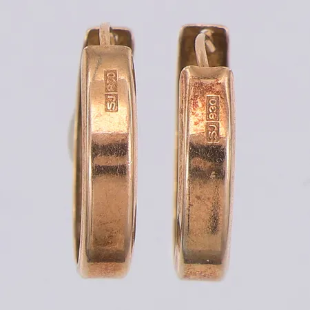 Ett par örhängen, gulddoublé, 16mm, bredd 3,6mm, 830/1000 silver Vikt: 0,8 g