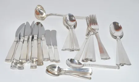 Rosenholm silverbestick: 1700kg 10 st Rosenholm bordskniv i äkta silver 200 mm 2 st Rosenholm smörskniv i äkta silver 160 mm 10 st Rosenholm bordsgaffel i äkta silver 172 mm 4 st Rosenholm bordssked i äkta silver 182 mm 9 st Rosenholm efterrättssked i äkta silver 150 mm 6 st Rosenholm kaffesked i äkta silver 120 mm 2 st Rosenholm efterrättssked i äkta silver 145 mm 1 Rosenholm slev i äkta silver 172 mm Vikt: 1700 g Skickas med postpaket.