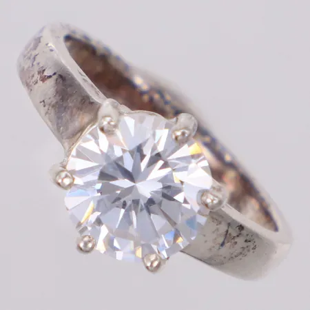 Ring med vit sten, stl 18, bredd 10,3mm, GHA, 925/1000 silver Vikt: 5,2 g