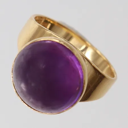 Ring med lila sten, stl 16½, bredd ca 2,6-12,5mm, Ljungström Guldvarufabrik Ab , år 1963, 18K Vikt: 5,5 g