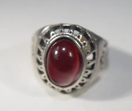 Ring med vinröd sten, Ø 19½ mm, bredd 20,69, silver 925/1000 Vikt: 7,7 g